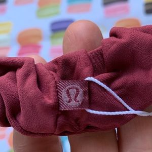 Lululemon NWT Uplifting Scrunchie color Mulled Wine